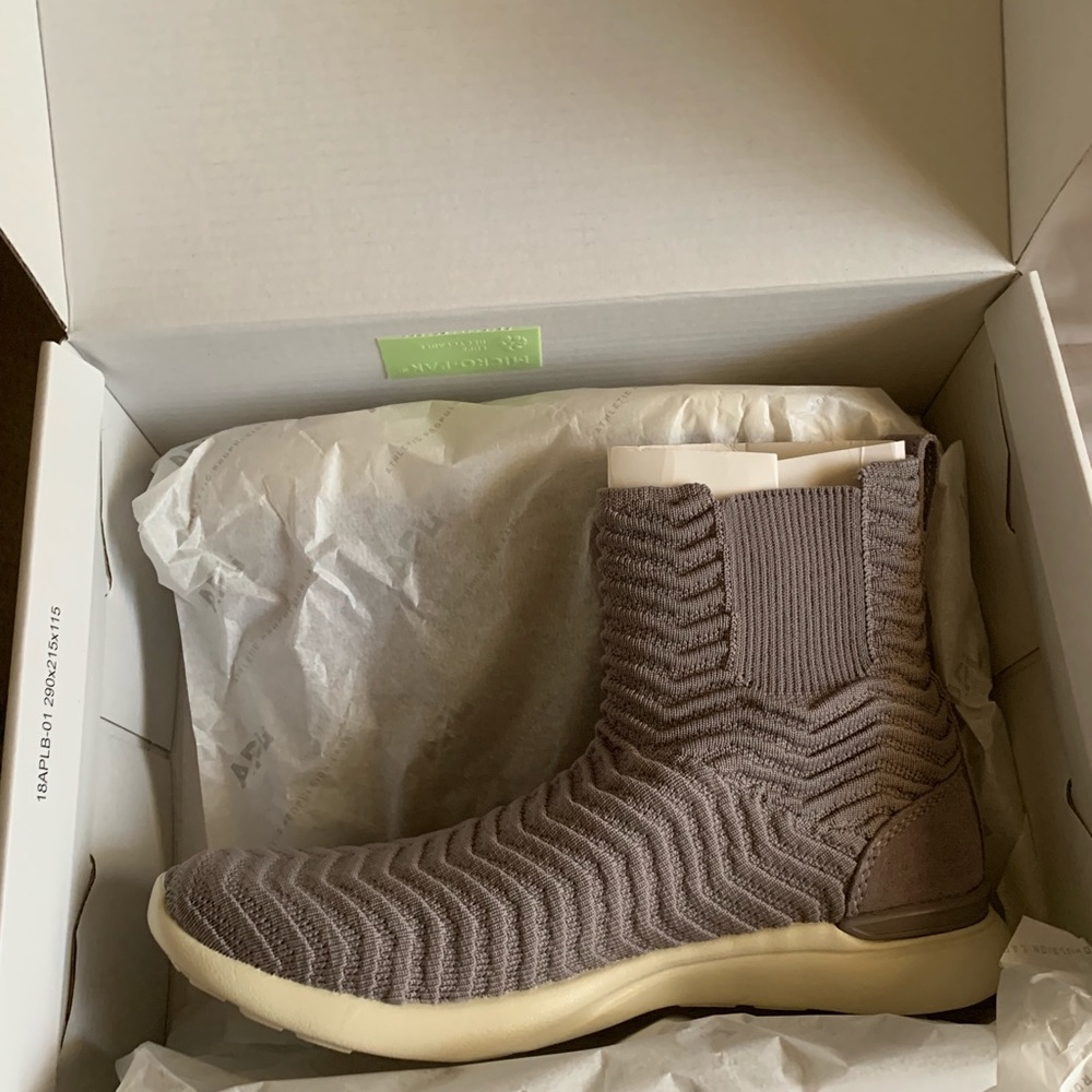 NWT APL TechLoom Mauve/Pristine, 6, in box - Picture 2 of 5